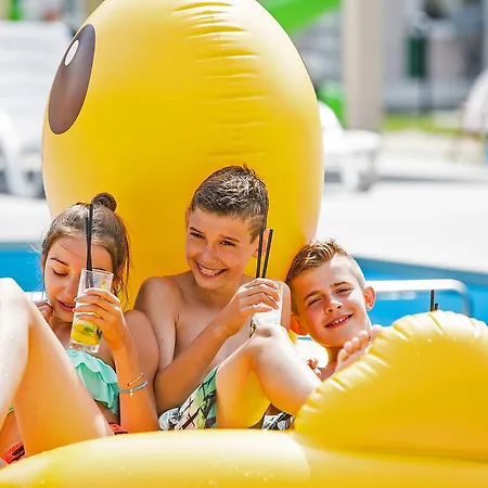 & - Calodniowe Animacje I Podgrzewany Basen W Cenie 3* Pobierowo