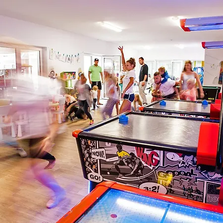 & - Calodniowe Animacje I Podgrzewany Basen W Cenie 3* Pobierowo