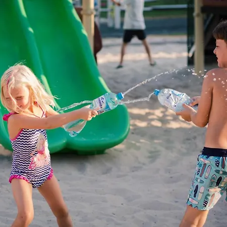 & - Calodniowe Animacje I Podgrzewany Basen W Cenie Feriepark 3*