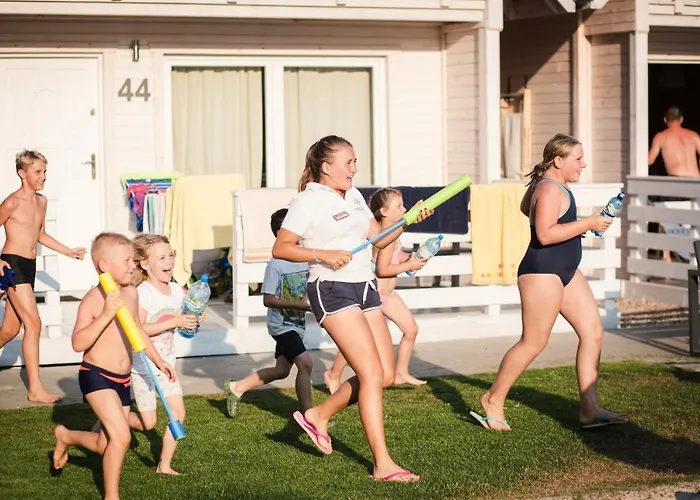 & - Calodniowe Animacje I Podgrzewany Basen W Cenie 홀리데이파크